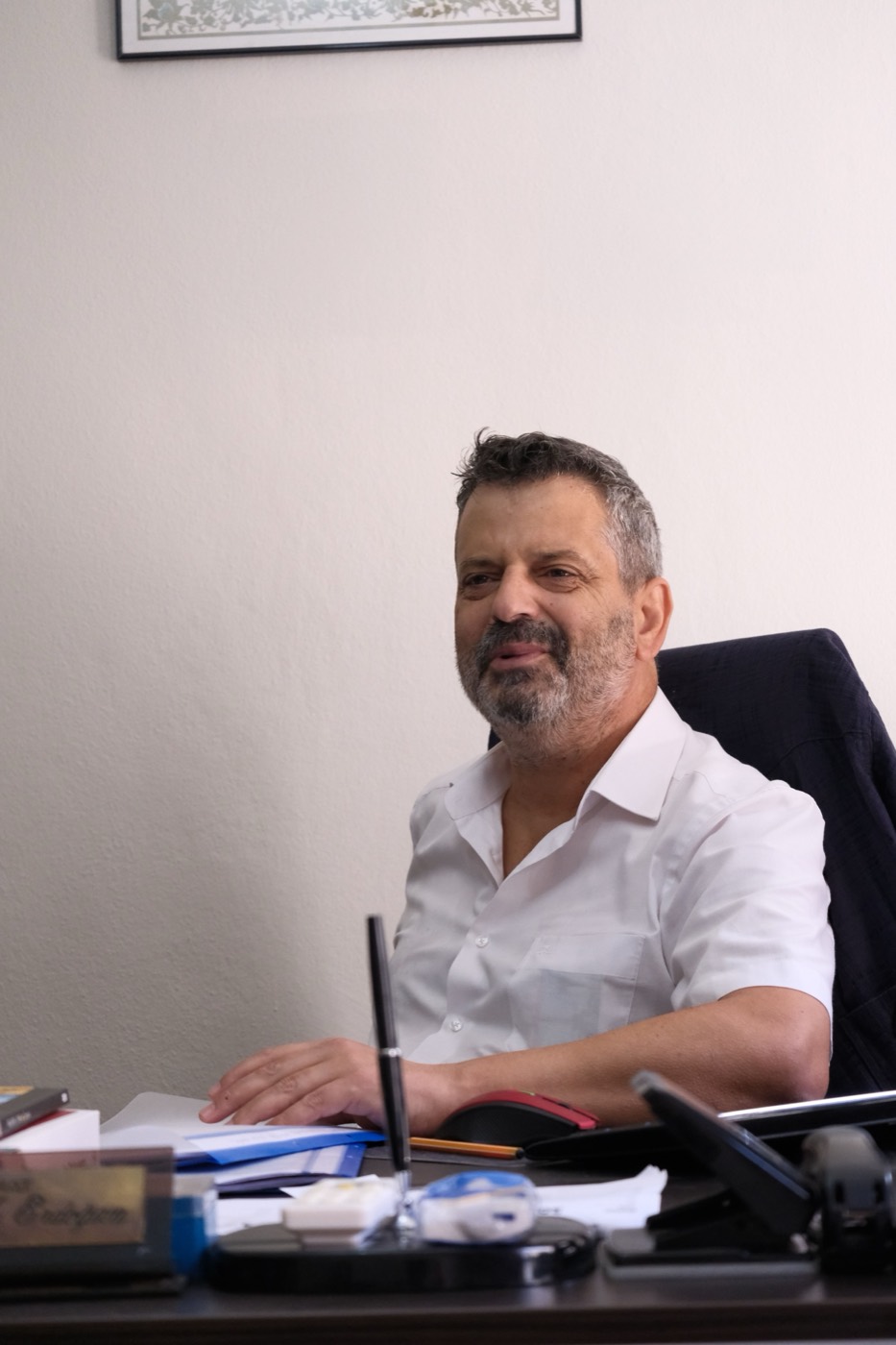 Enseignant à son bureau